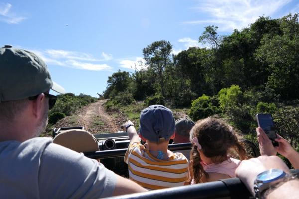 Kinder auf Safari im Bellevue Forest Reserve, Südafrika