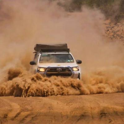 Geländewagen auf sandigem Pfad in Afrika 