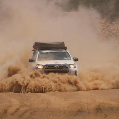 4x4 Geländewagen in Afrika im Tiefsand