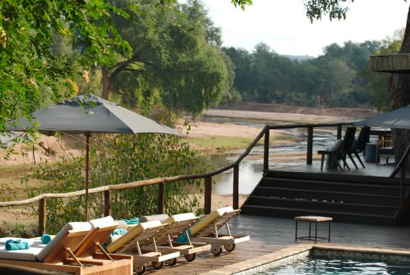 Der Poolbereich in der Pafuri Lodge - Kalahari Calling Selbstfahrer Südafrika