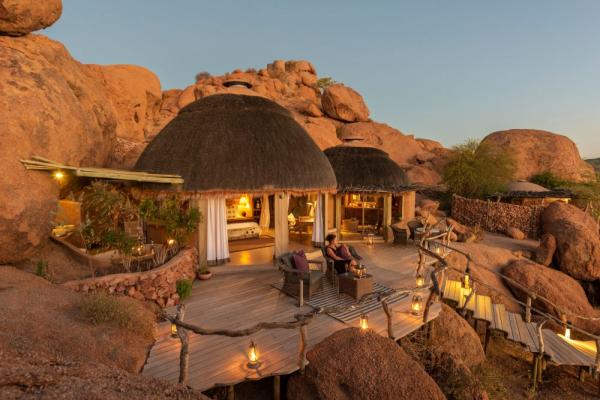 Unterkünfte fügen sich in die Landschaft ein - hier eine Suite im Camp Kipwe in Namibia