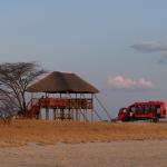 Im Allrad Fahrzeug in der Kleinstgruppe unterwegs in den Salzpfannen in Botswana 