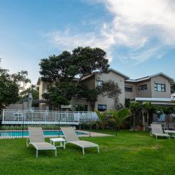 Garten des Fairlight Beach House 
