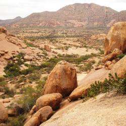 Landschaft um die Ai aiba Rockpainting Lodge