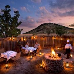 Dinner in der Boma - Kwa Maritane Lodge in Südafrika 
