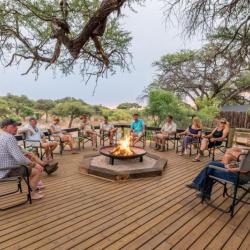 Am Lagerfeuer in der Mogothlo Safari Lodge - auf Safari in der Wildnis in Botswana