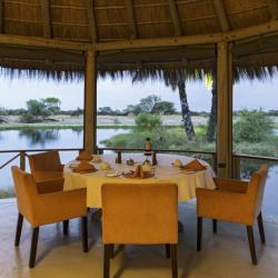 Blick auf das Wasserloch des Onguma Bush Camp