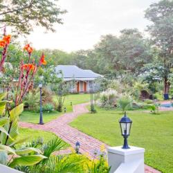 Der Garten der Pioneers Lodge in Victoria Falls, Simbabwe