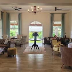 Die Lounge der Pioneers Lodge in Victoria Falls, Simbabwe