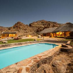 Der Pool an der Canyon Village Lodge in Namibia 