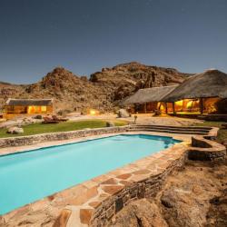 Der Pool an der Canyon Village Lodge in Namibia 