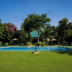 Pool an der Country Lodge Karatu 