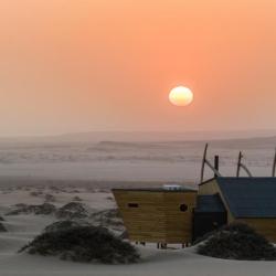 Abendstimmung zwischen Wüste und Meer an der Skelettküste Namibia's 