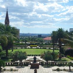 Spaziergang in Windhoek im Garten des Tintenpalast Museum - Beginn einer Namibia Reise