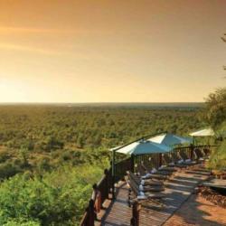 Victoria Falls Safari Lodge, Terrasse mit Blick auf den Nationalpark