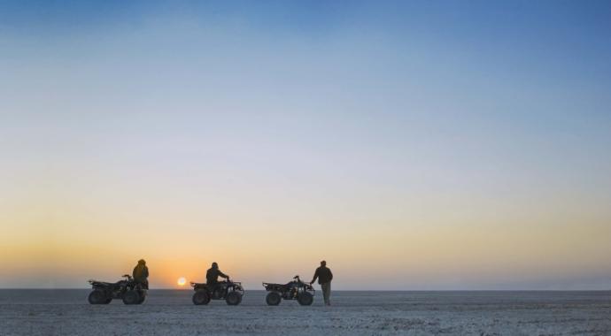 Unterwegs mit Quadbike in der Ntwetwe Pan in Botswana