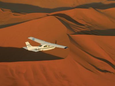 Im Kleinflugzeug Namibia entdecken